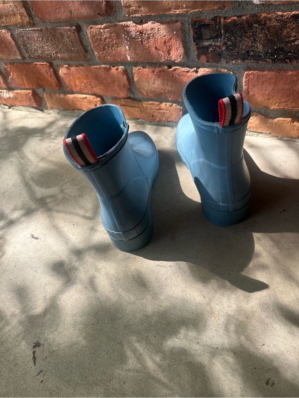 Hunter Short Rain Boots in Powder Blue with Red-Striped Heel Tabs - Picture 4 of 7